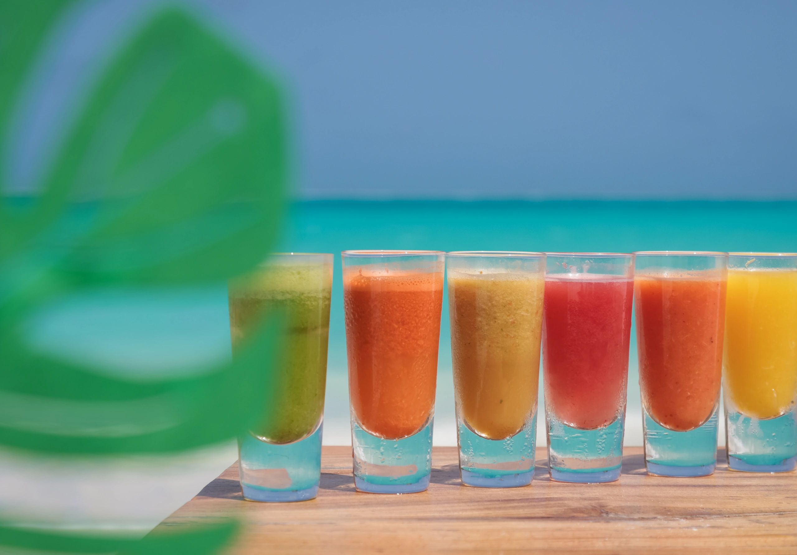Bebidas tropicales coloridas junto al mar