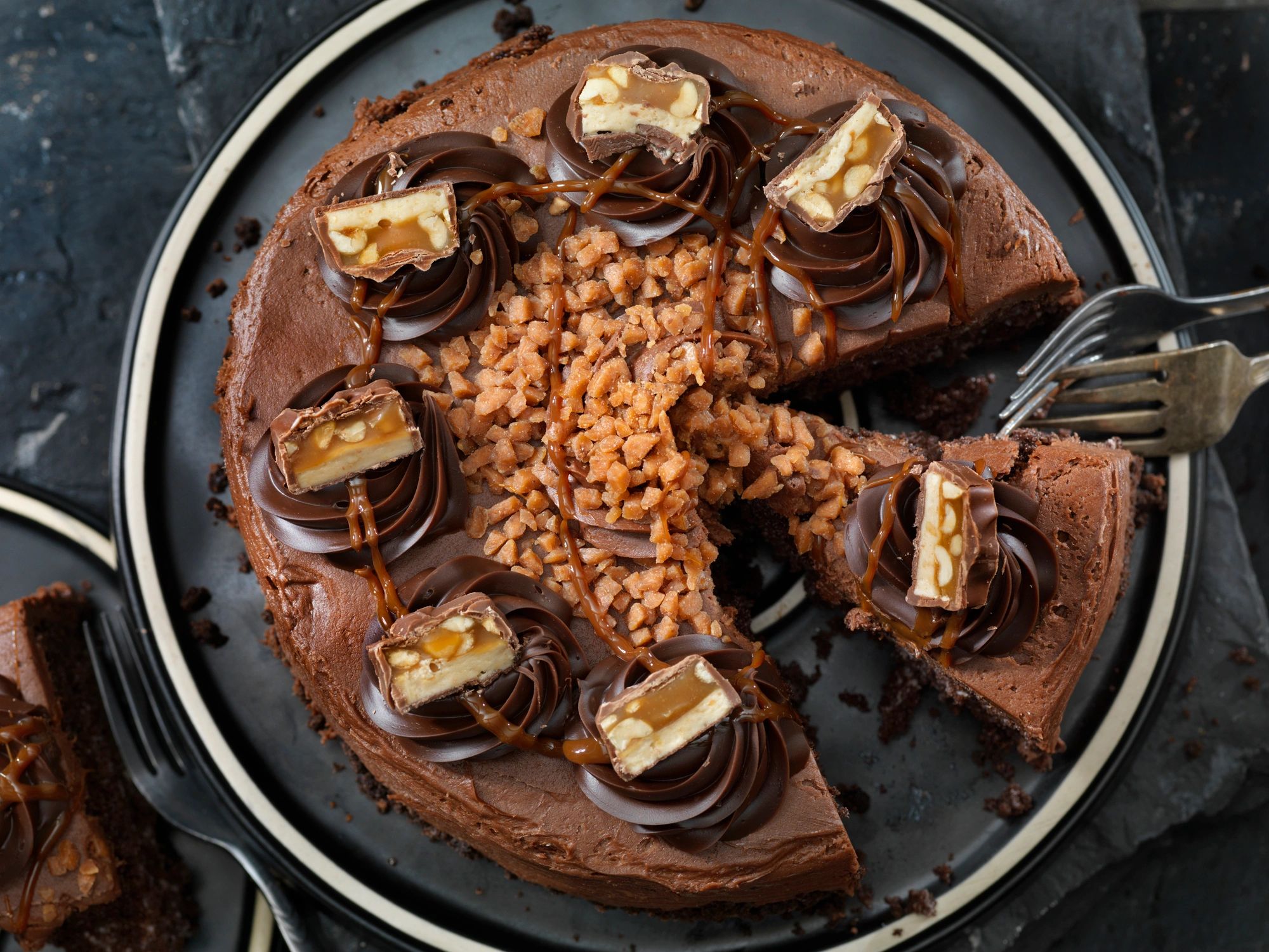 Torta de chocolate con caramelo y decoración premium