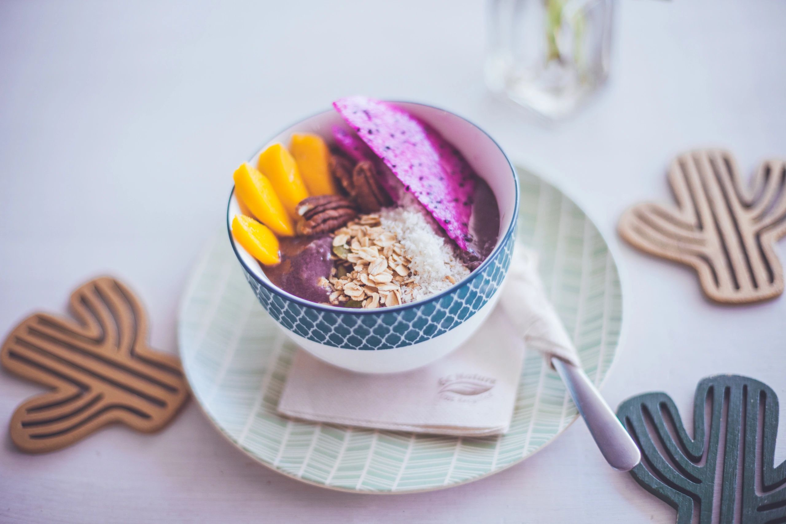 Bowl de açaí con frutas y nueces