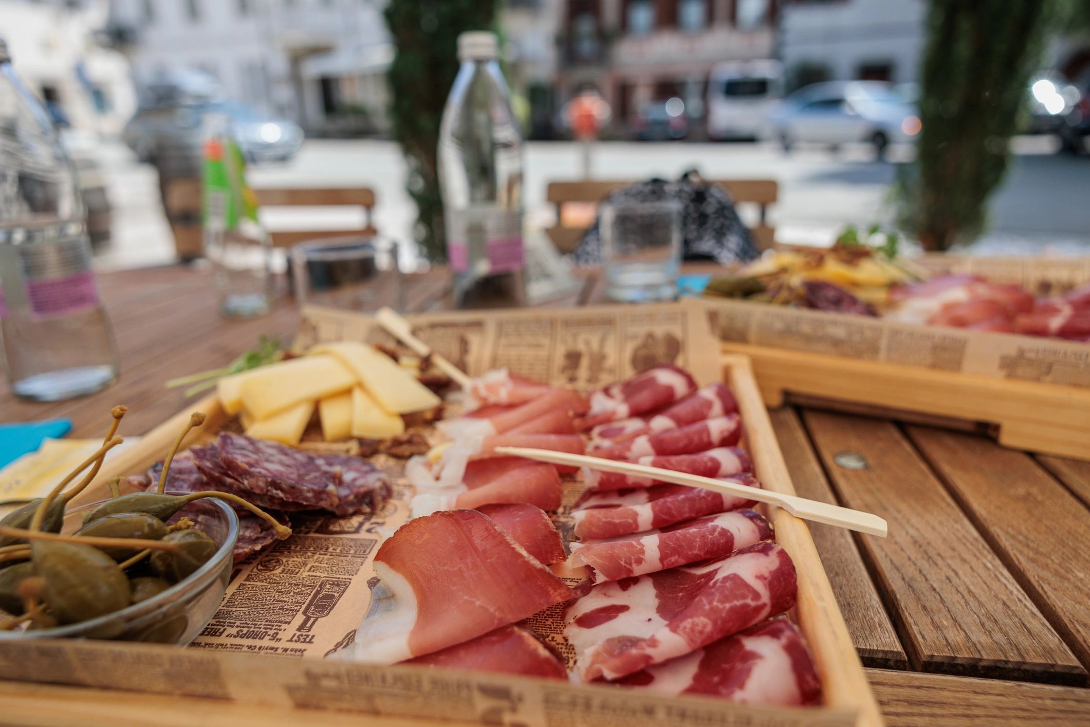 Platos servidos para compartir con presentación artesanal