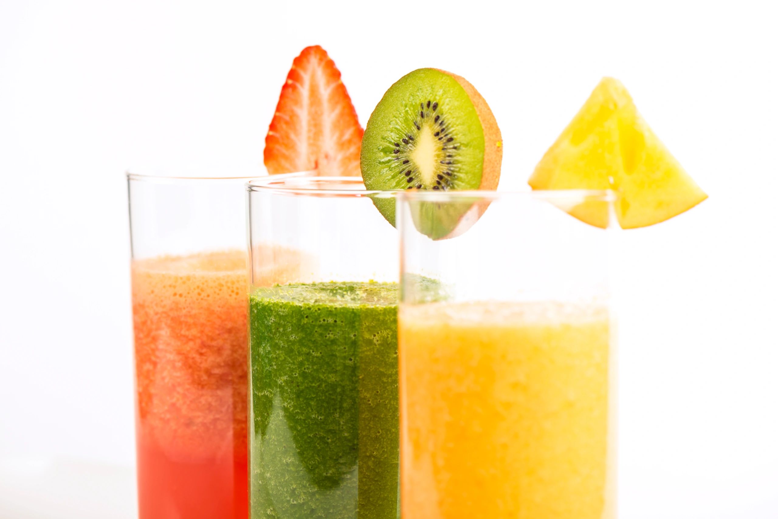 Smoothies tropicales de varios colores