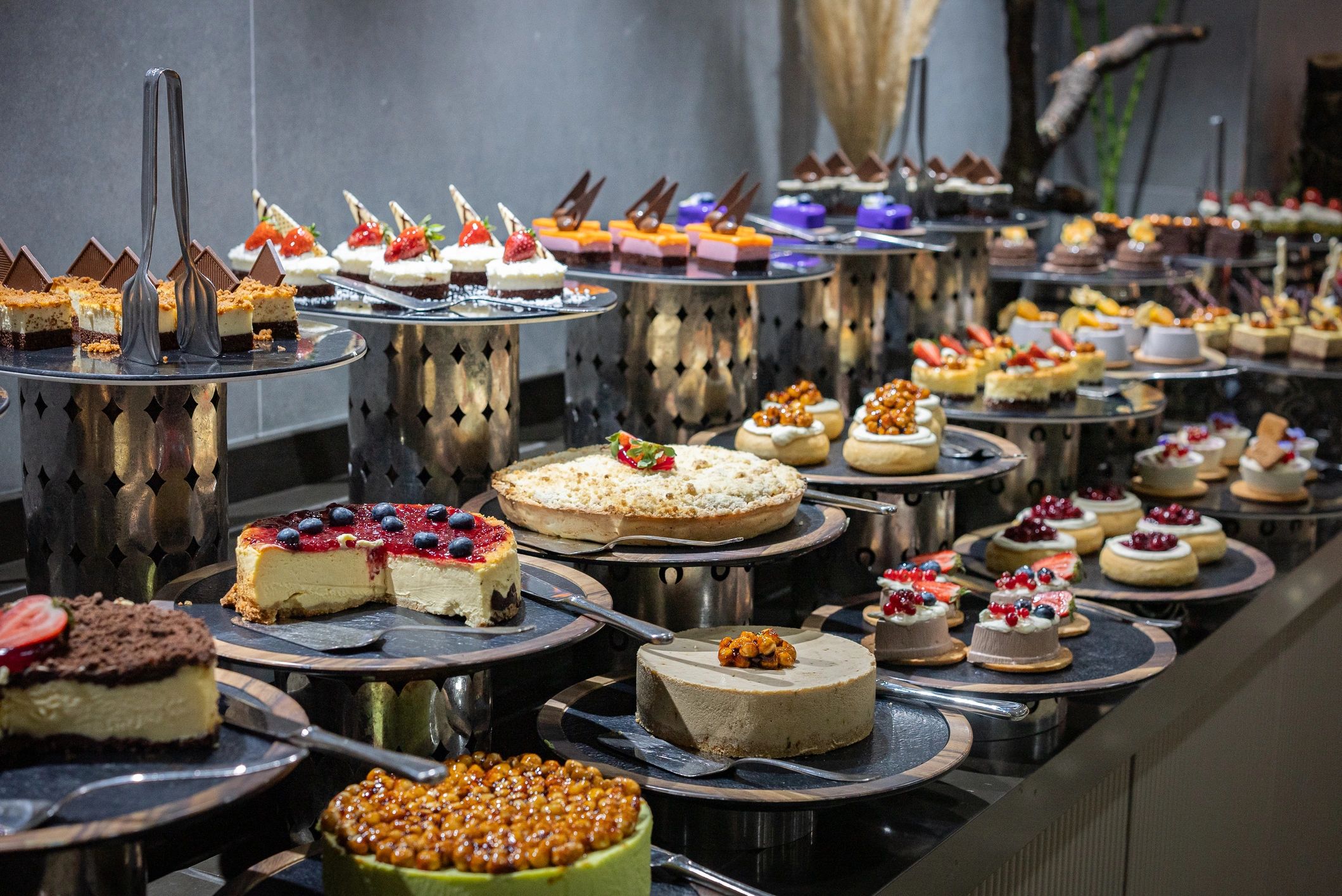 Mesa de postres surtidos para evento