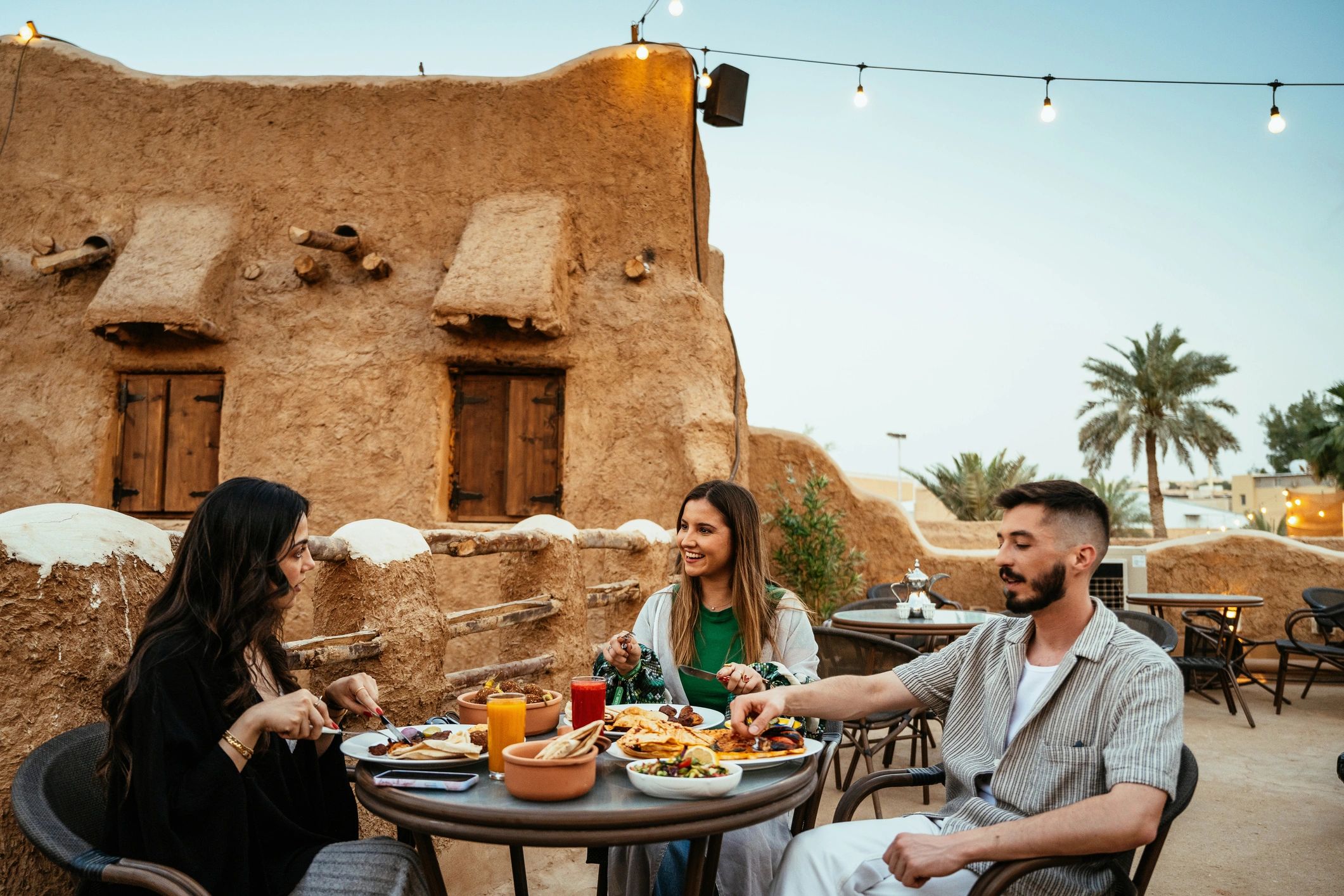 Grupo disfrutando una comida en restaurante para evento
