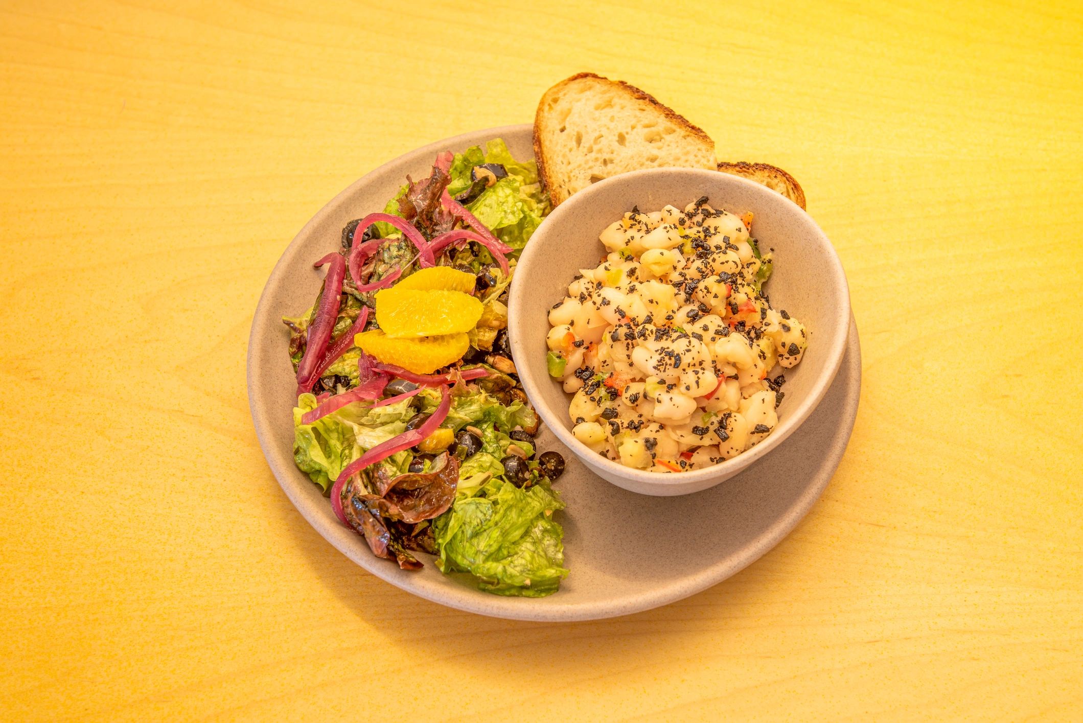 Bowl fresco con ingredientes variados