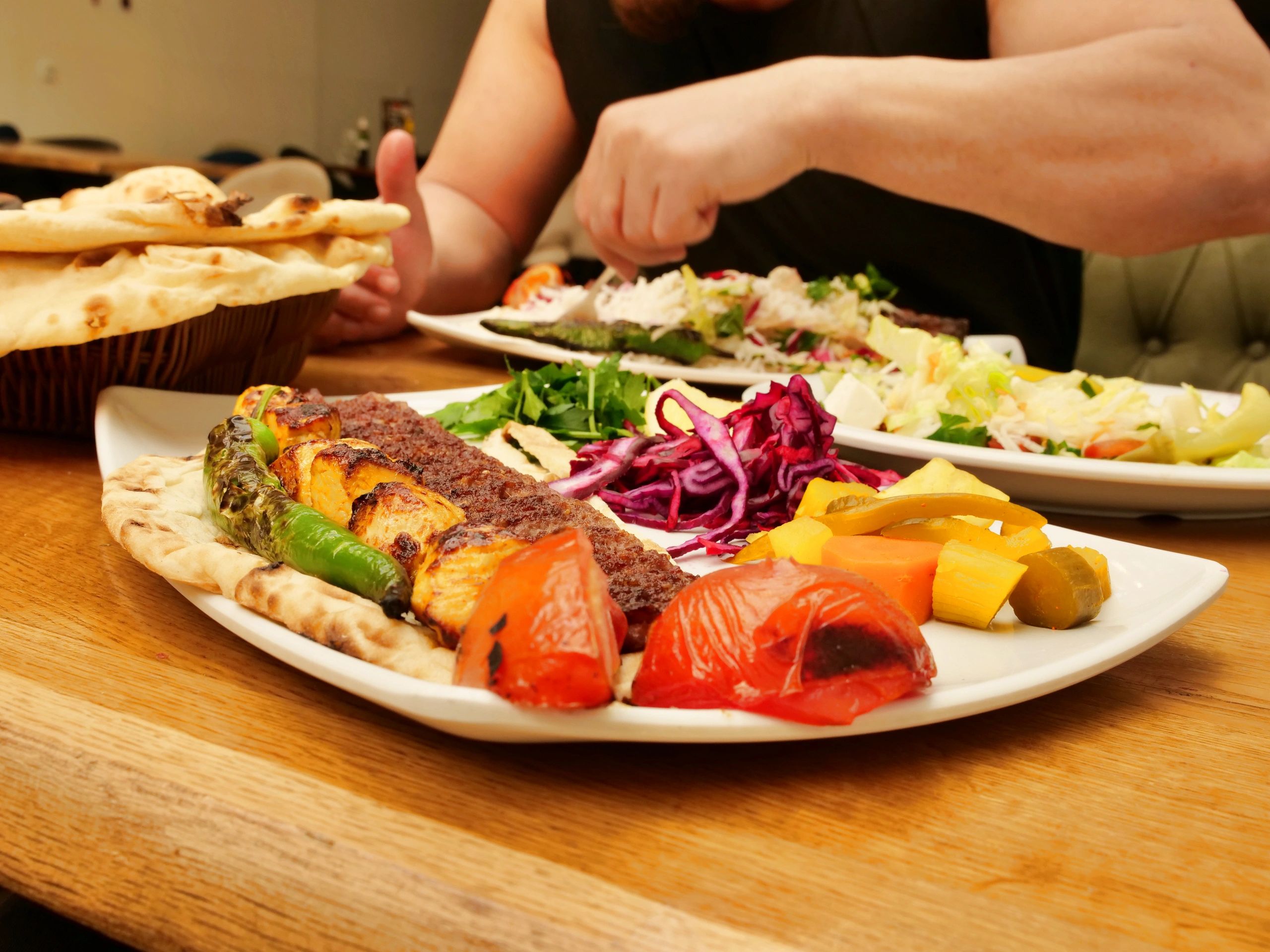Mesa con variedad de platos para compartir en ambiente de restaurante