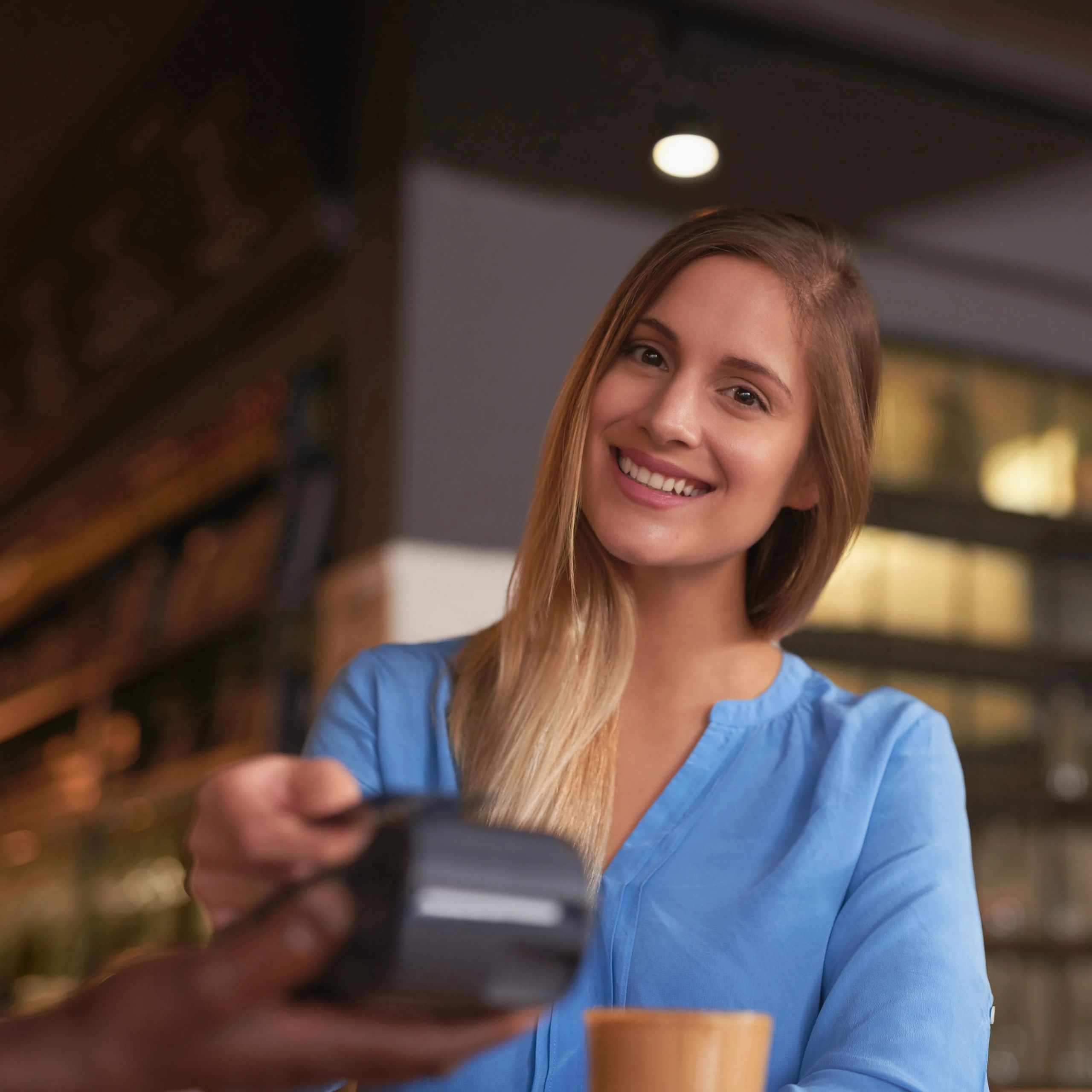 Cliente sonriendo en cafetería