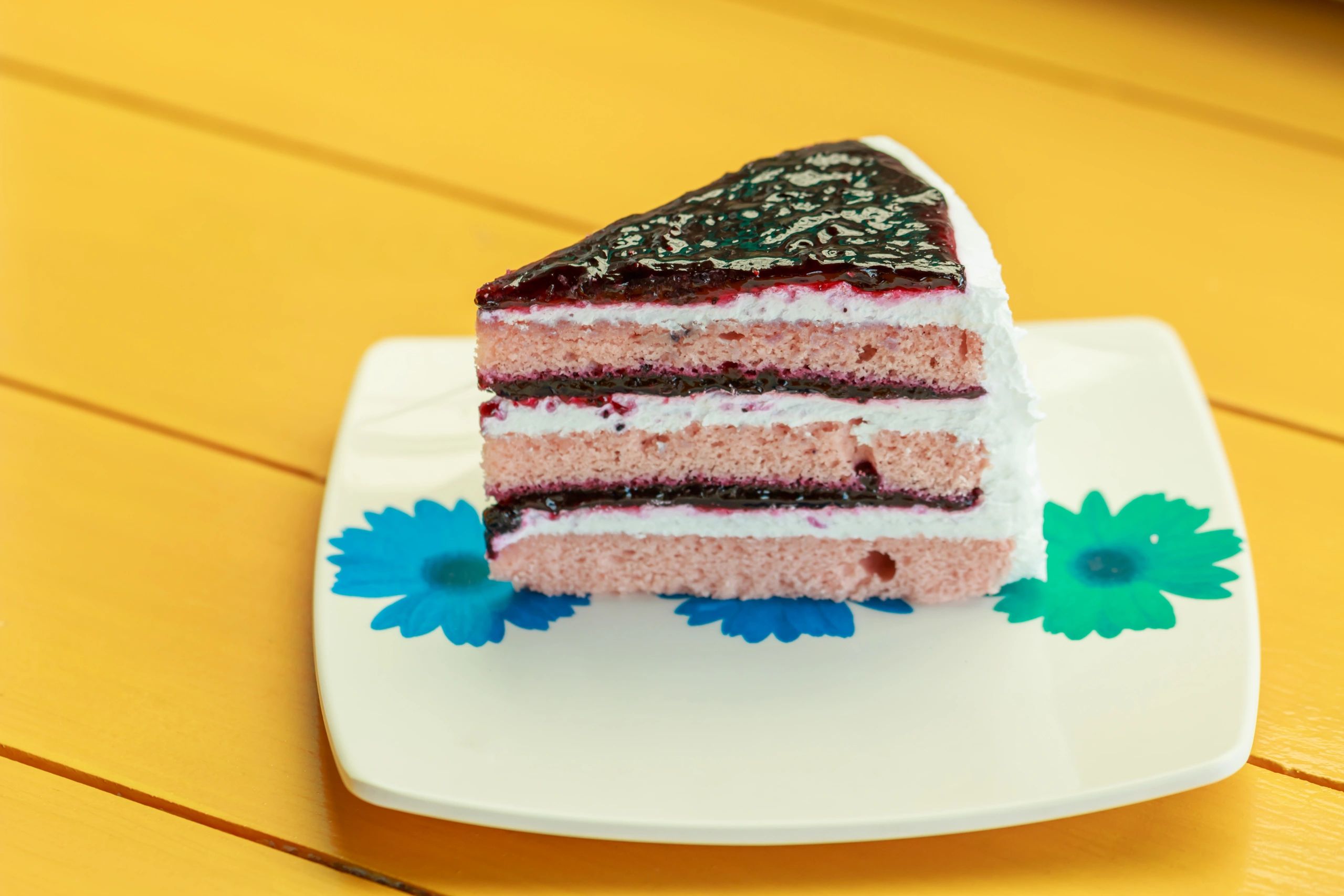 Torta de capas con frutos azules y presentación artesanal