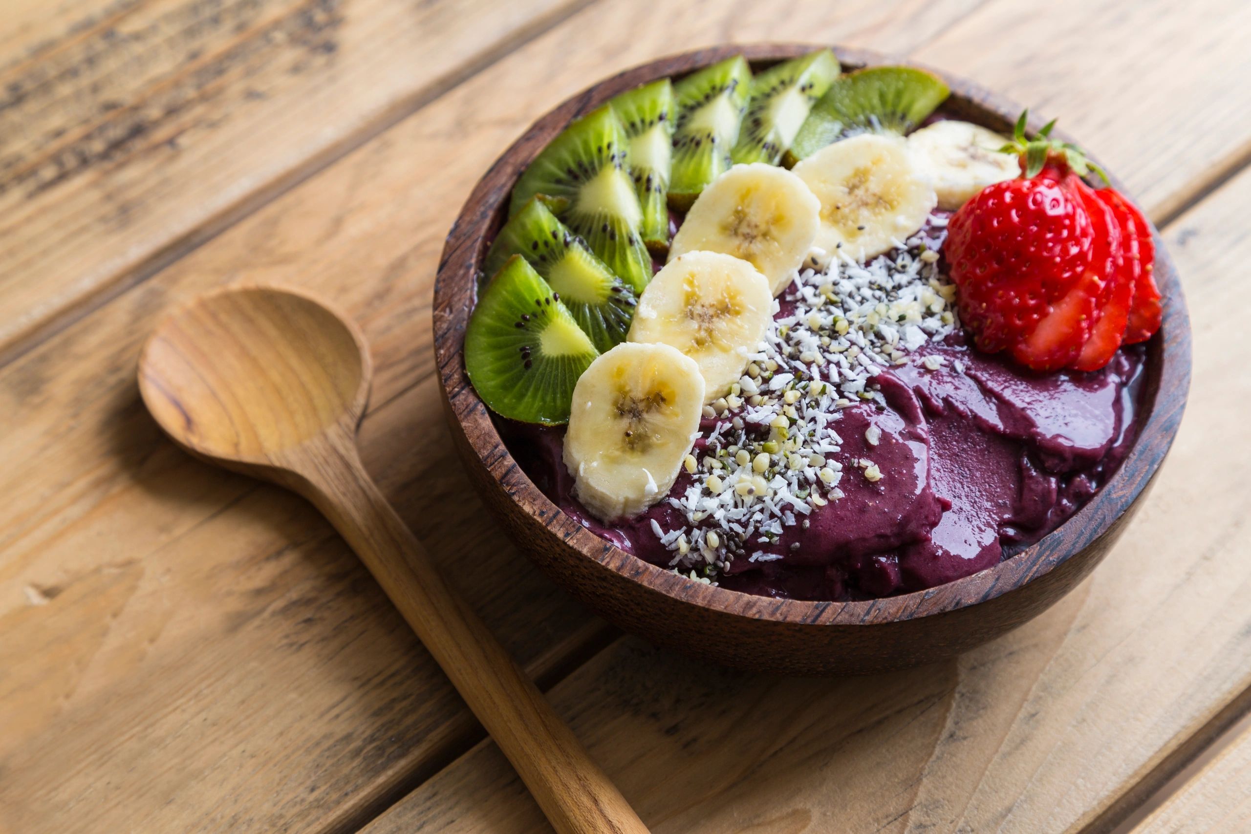 Bowl tropical con kiwi, fresa y semillas