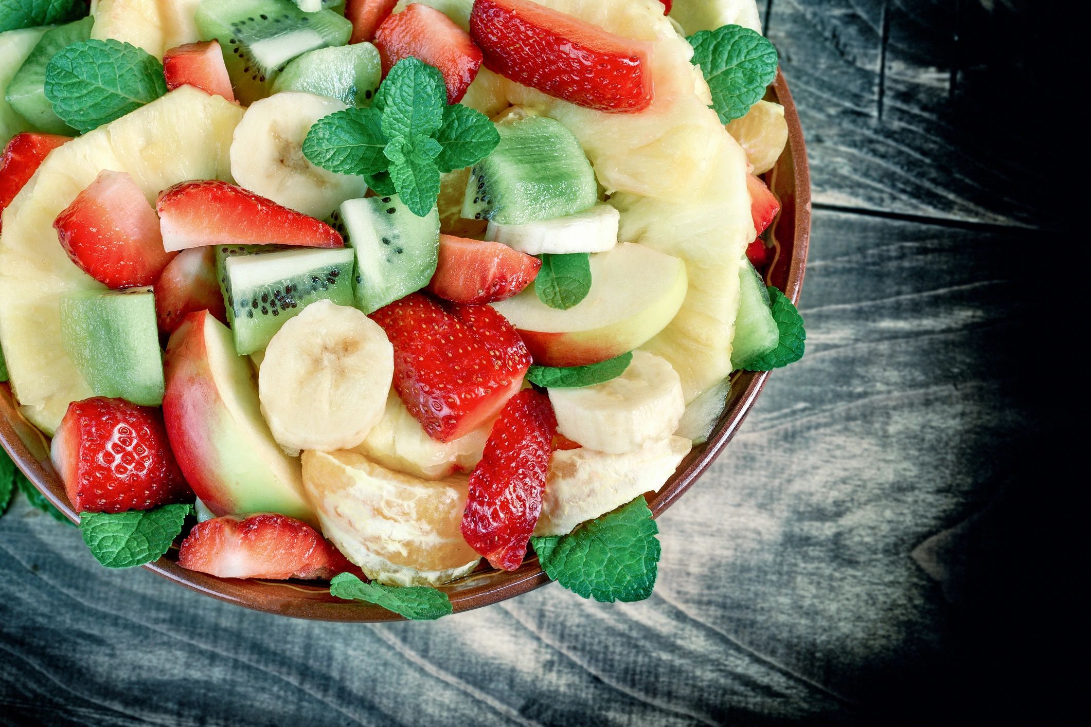 Bowl tropical con frutas frescas y presentación colorida