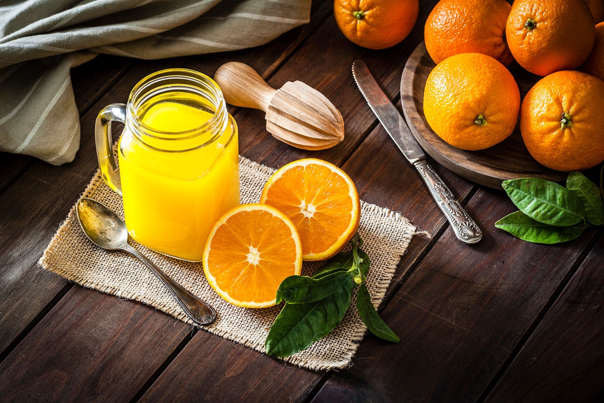 Jugo natural de naranja servido en mesa rústica