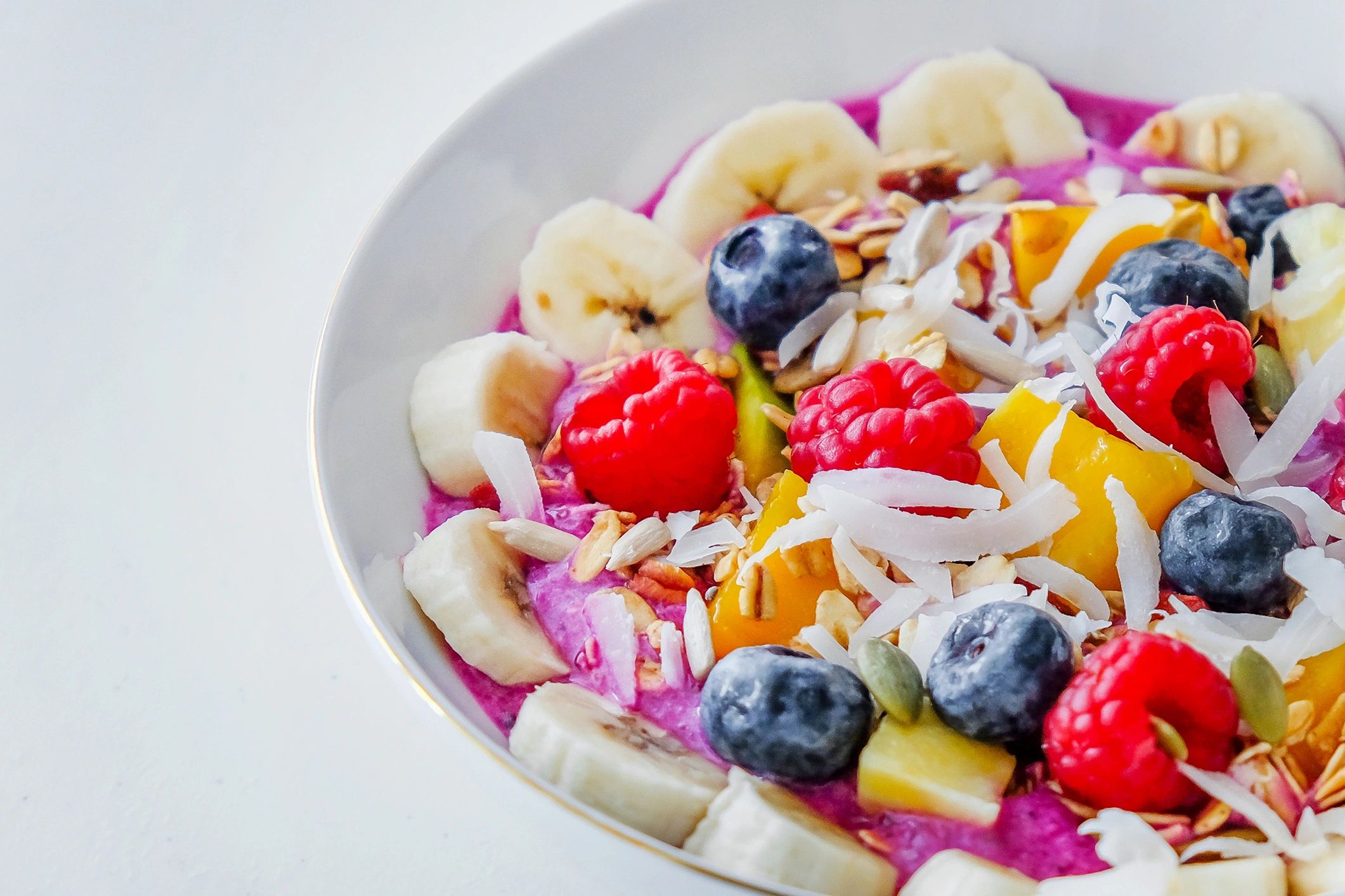 Bowl de açaí clásico con toppings frescos